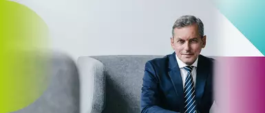 Businessmann auf einer Couch